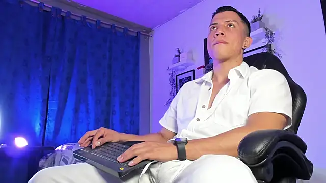 Snapshot of ThomsEvery_ chatting on December 1, 11:10 pm ThomsEvery online show from December 1, 11:10 pm