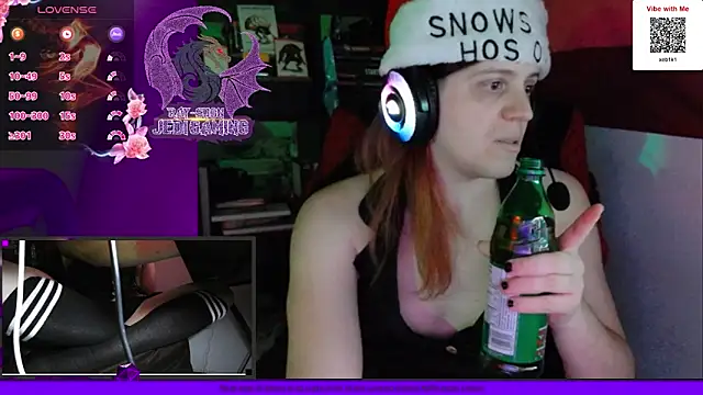 Snapshot of Rae-Suon chatting on December 22, 5:45 am Rae-Suon online show from December 22, 5:45 am