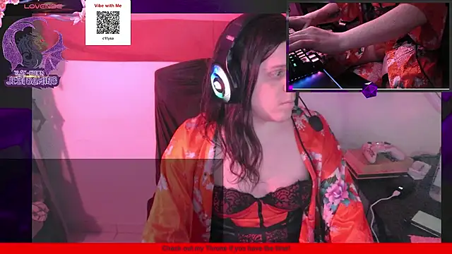 Snapshot of Rae-Suon chatting on February 15, 12:37 am Rae-Suon online show from February 15, 12:37 am