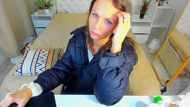 Snapshot of Elizabe_th chatting on December 15, 5:02 am Elizabe th online show from December 15, 5:02 am