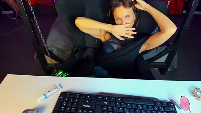 Snapshot of Elizabe_th chatting on December 16, 2:15 am Elizabe th online show from December 16, 2:15 am