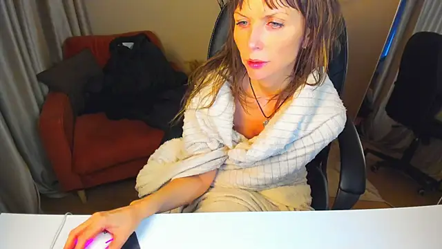 Snapshot of Elizabe_th chatting on January 22, 7:03 am Elizabe th online show from January 22, 7:03 am