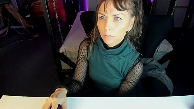 Snapshot of Elizabe_th chatting on February 9, 9:17 pm Elizabe th online show from February 9, 9:17 pm