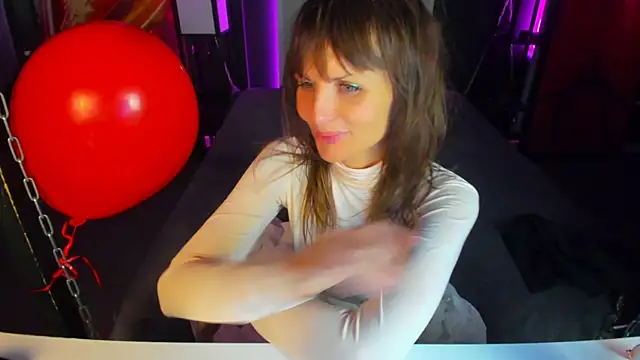 Snapshot of Elizabe_th chatting on February 14, 8:42 am Elizabe th online show from February 14, 8:42 am