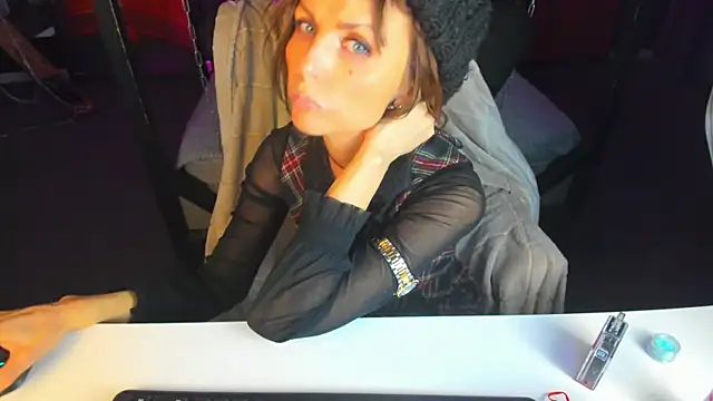 Snapshot of Elizabe_th chatting on March 9, 8:51 am Elizabe th online show from March 9, 8:51 am