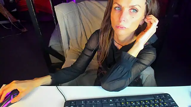 Snapshot of Elizabe_th chatting on March 9, 11:58 am Elizabe th online show from March 9, 11:58 am