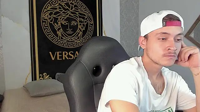 Snapshot of Desmon_Clark chatting on January 13, 1:45 am Desmon Clark online show from January 13, 1:45 am