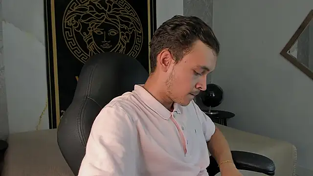 Snapshot of Desmon_Clark chatting on January 14, 12:43 am Desmon Clark online show from January 14, 12:43 am