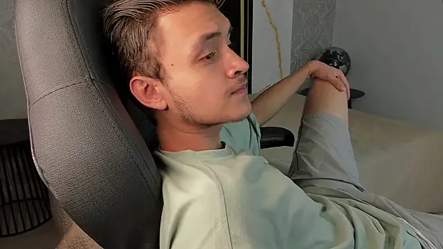 Snapshot of Desmon_Clark chatting on January 18, 12:46 am Desmon Clark online show from January 18, 12:46 am