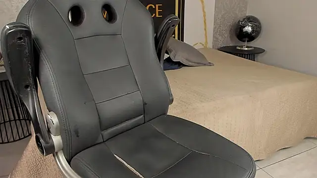 Snapshot of Desmon_Clark chatting on February 1, 1:55 am Desmon Clark online show from February 1, 1:55 am