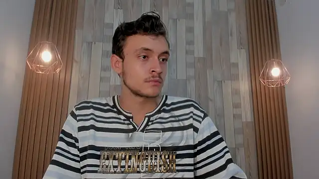 Snapshot of Desmon_Clark chatting on February 1, 4:56 am Desmon Clark online show from February 1, 4:56 am