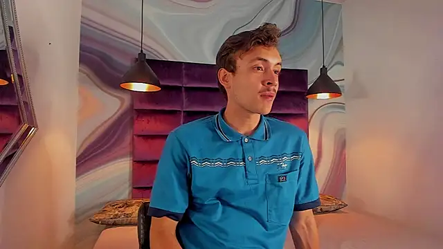 Snapshot of Desmon_Clark chatting on February 13, 4:00 am Desmon Clark online show from February 13, 4:00 am