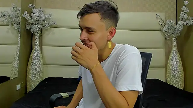 Snapshot of Desmon_Clark chatting on February 15, 3:31 am Desmon Clark online show from February 15, 3:31 am