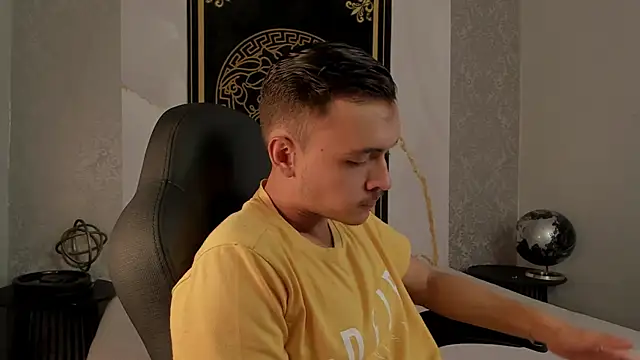 Snapshot of Desmon_Clark chatting on February 20, 6:35 pm Desmon Clark online show from February 20, 6:35 pm