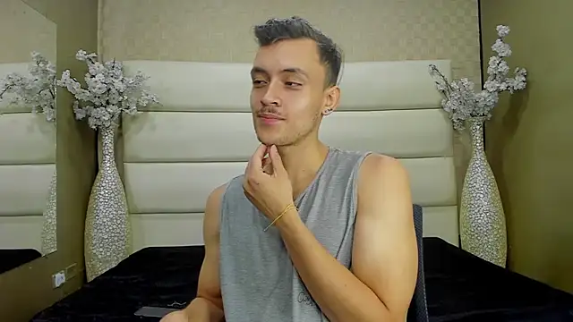 Snapshot of Desmon_Clark chatting on February 26, 4:24 pm Desmon Clark online show from February 26, 4:24 pm