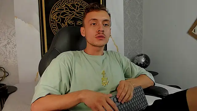 Snapshot of Desmon_Clark chatting on February 27, 1:38 am Desmon Clark online show from February 27, 1:38 am