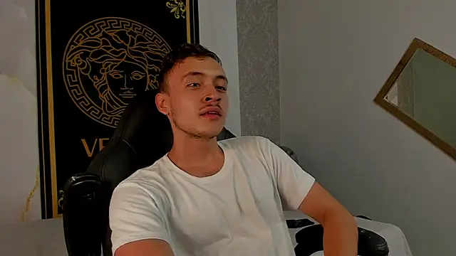 Snapshot of Desmon_Clark chatting on March 2, 5:44 am Desmon Clark online show from March 2, 5:44 am