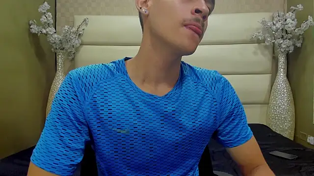 Snapshot of Desmon_Clark chatting on March 11, 1:05 am Desmon Clark online show from March 11, 1:05 am