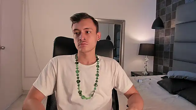 Snapshot of Desmon_Clark chatting on March 17, 9:13 pm Desmon Clark online show from March 17, 9:13 pm