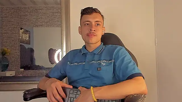 Snapshot of Desmon_Clark chatting on September 29, 9:52 pm Desmon Clark online show from September 29, 9:52 pm