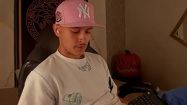 Snapshot of Desmon_Clark chatting on October 3, 10:18 pm Desmon Clark online show from October 3, 10:18 pm