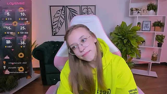 Snapshot of LayriantaVee chatting on February 2, 1:30 pm LayriantaVee online show from February 2, 1:30 pm