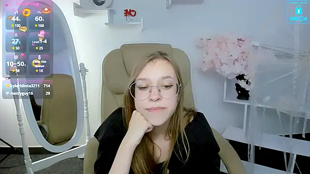 Snapshot of LayriantaVee chatting on February 3, 10:03 am LayriantaVee online show from February 3, 10:03 am