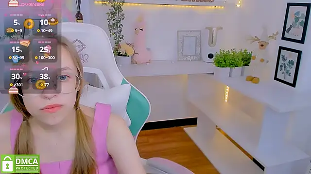 Snapshot of LayriantaVee chatting on February 10, 7:04 am LayriantaVee online show from February 10, 7:04 am