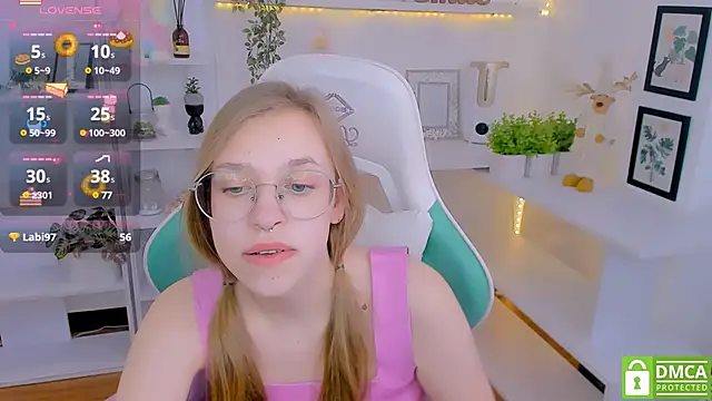 Snapshot of LayriantaVee chatting on February 10, 10:09 am LayriantaVee online show from February 10, 10:09 am