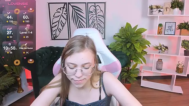 Snapshot of LayriantaVee chatting on February 16, 9:59 am LayriantaVee online show from February 16, 9:59 am