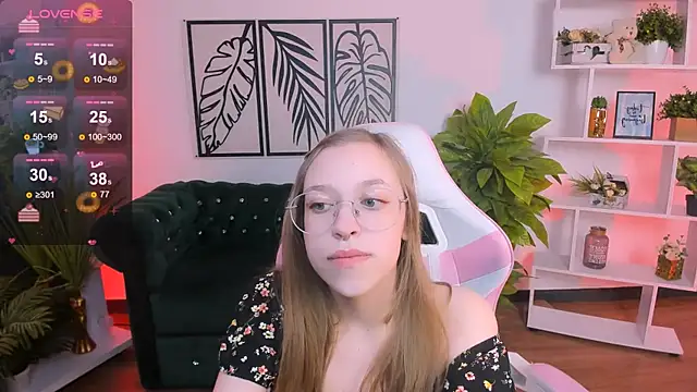 Snapshot of LayriantaVee chatting on February 22, 1:24 pm LayriantaVee online show from February 22, 1:24 pm