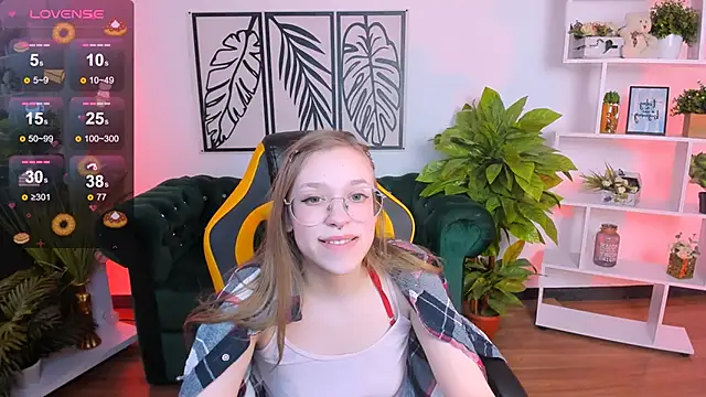 Snapshot of LayriantaVee chatting on February 23, 1:21 pm LayriantaVee online show from February 23, 1:21 pm