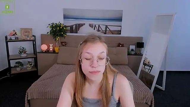 Snapshot of LayriantaVee chatting on March 2, 10:03 am LayriantaVee online show from March 2, 10:03 am