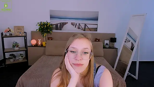 Snapshot of LayriantaVee chatting on March 5, 10:00 am LayriantaVee online show from March 5, 10:00 am