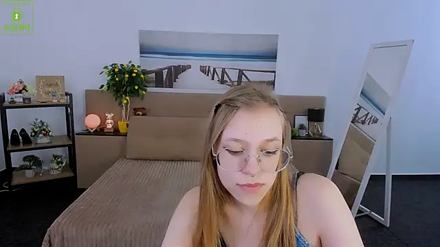 Snapshot of LayriantaVee chatting on March 6, 1:14 pm LayriantaVee online show from March 6, 1:14 pm