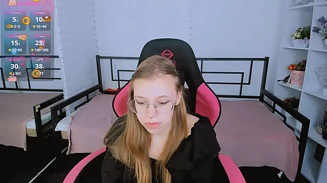 Snapshot of LayriantaVee chatting on March 12, 7:13 am LayriantaVee online show from March 12, 7:13 am