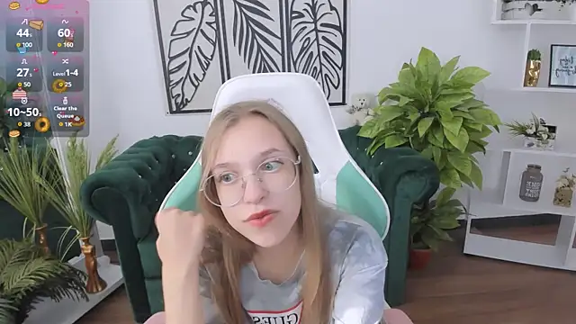 Snapshot of LayriantaVee chatting on September 16, 6:14 am LayriantaVee online show from September 16, 6:14 am