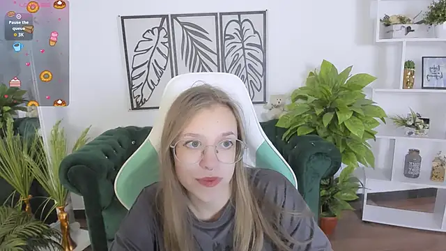 Snapshot of LayriantaVee chatting on September 18, 6:15 am LayriantaVee online show from September 18, 6:15 am