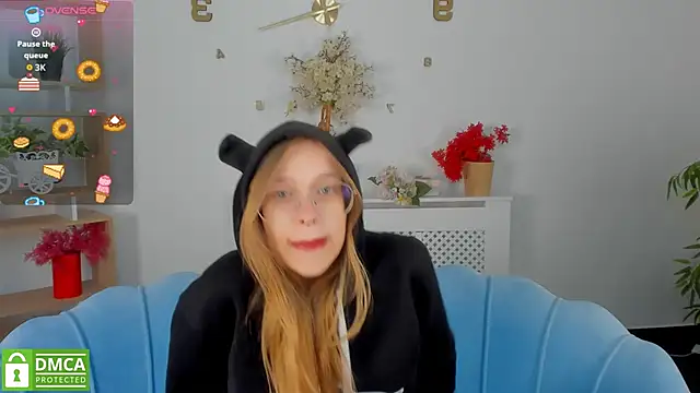 Snapshot of LayriantaVee chatting on October 10, 6:12 am LayriantaVee online show from October 10, 6:12 am