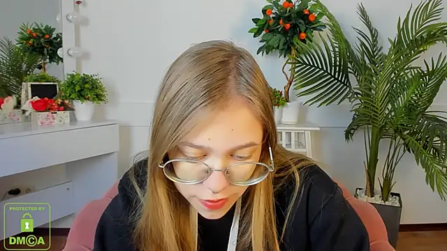 Snapshot of LayriantaVee chatting on October 12, 6:12 am LayriantaVee online show from October 12, 6:12 am