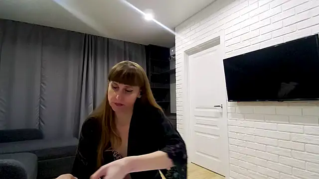 Daniella Lorente online show from May 5, 9:45 pm