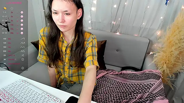 Emily Strikeee online show from December 19, 9:40 am