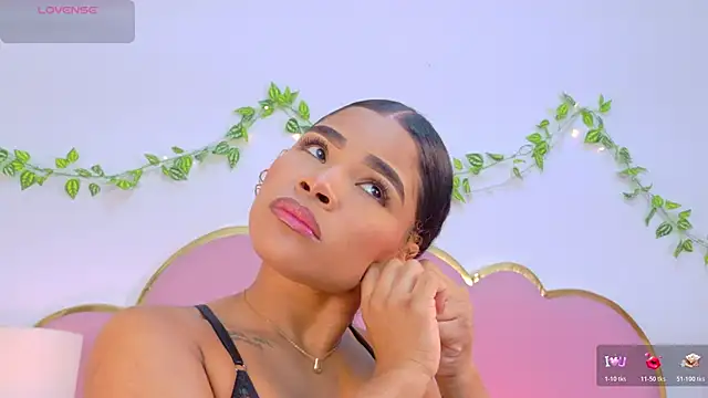 NahiaraReina online show from December 4, 1:42 pm