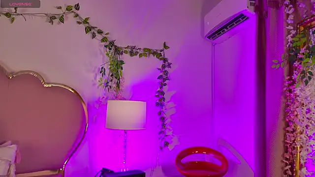 NahiaraReina online show from May 15, 1:40 pm