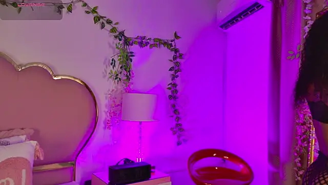 NahiaraReina online show from May 20, 1:28 pm