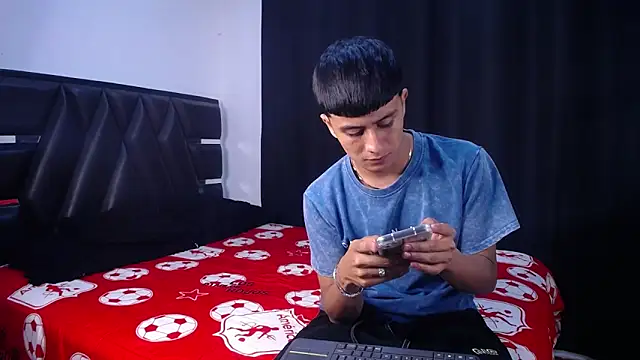 Snapshot of The__Rodriguez chatting on May 18, 12:29 am The Rodriguez online show from May 18, 12:29 am