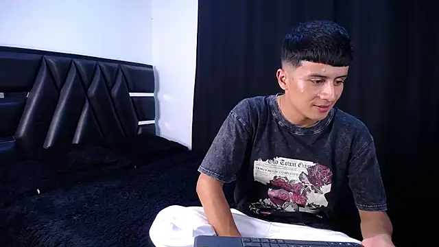 Snapshot of The__Rodriguez chatting on May 31, 6:20 pm The Rodriguez online show from May 31, 6:20 pm