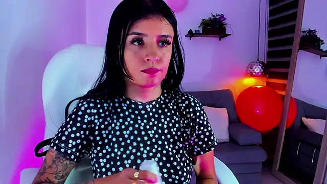 Snapshot of yenny_garcia chatting on November 4, 6:18 pm yenny garcia online show from November 4, 6:18 pm