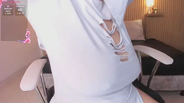 Snapshot of cloe_sirena chatting on June 2, 1:02 pm cloe sirena online show from June 2, 1:02 pm