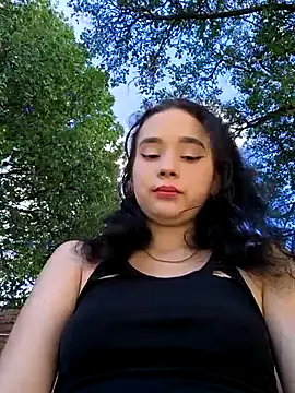 Snapshot of sweet_outdoor_charm chatting on November 1, 7:49 pm sweet outdoor charm online show from November 1, 7:49 pm